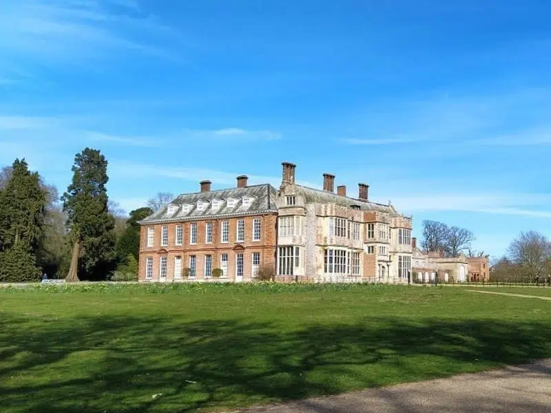 Statey home in green and grassy parkliand