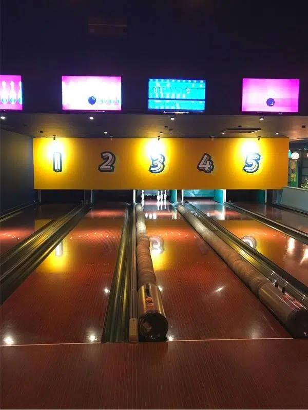 ten pin bowling lanes